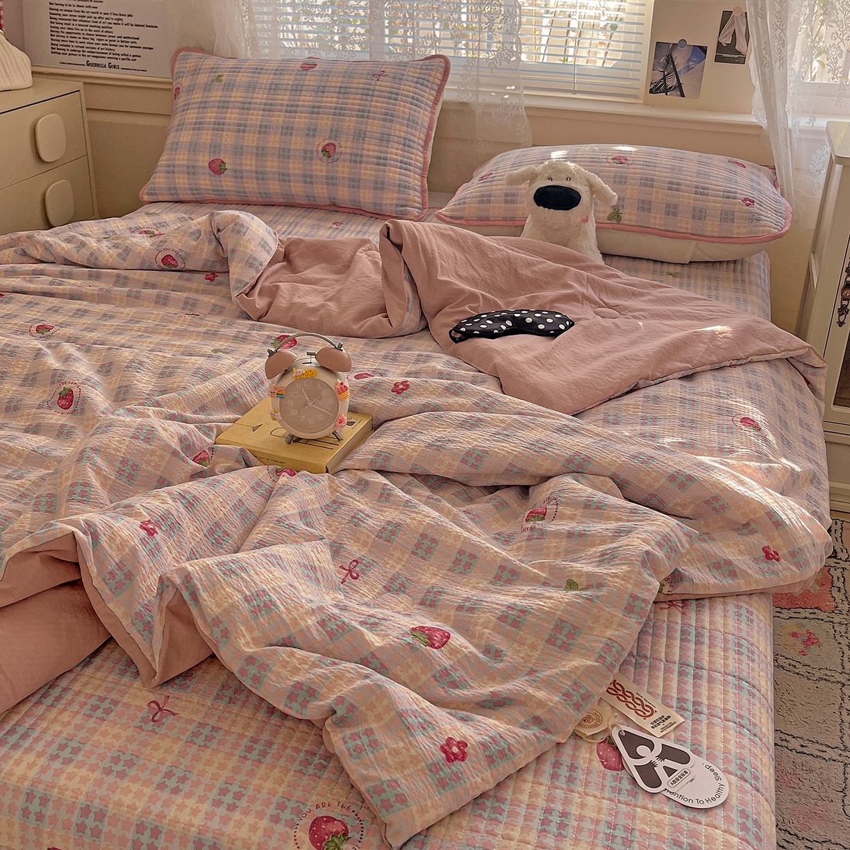 91家纺网 家纺一手货源 找家纺 繁花家居 2025新款超爆款床盖款夏被夏凉被空调被四件套 床盖款-草莓格子