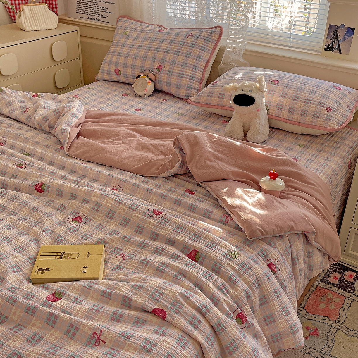 91家纺网 家纺一手货源 找家纺 繁花家居 2025新款超爆款床盖款夏被夏凉被空调被四件套 床盖款-草莓格子