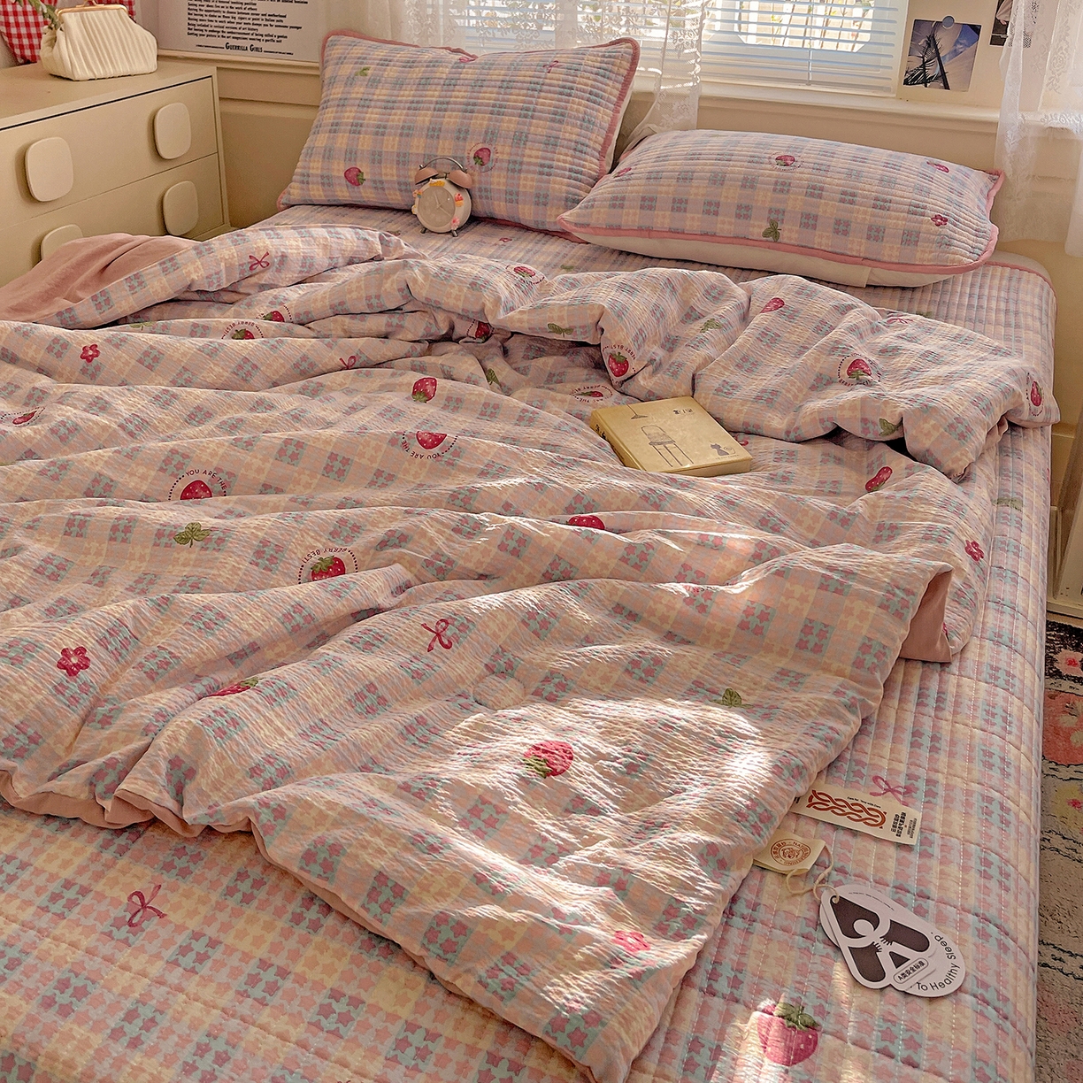 91家纺网 家纺一手货源 找家纺 繁花家居 2025新款超爆款床盖款夏被夏凉被空调被四件套 床盖款-草莓格子