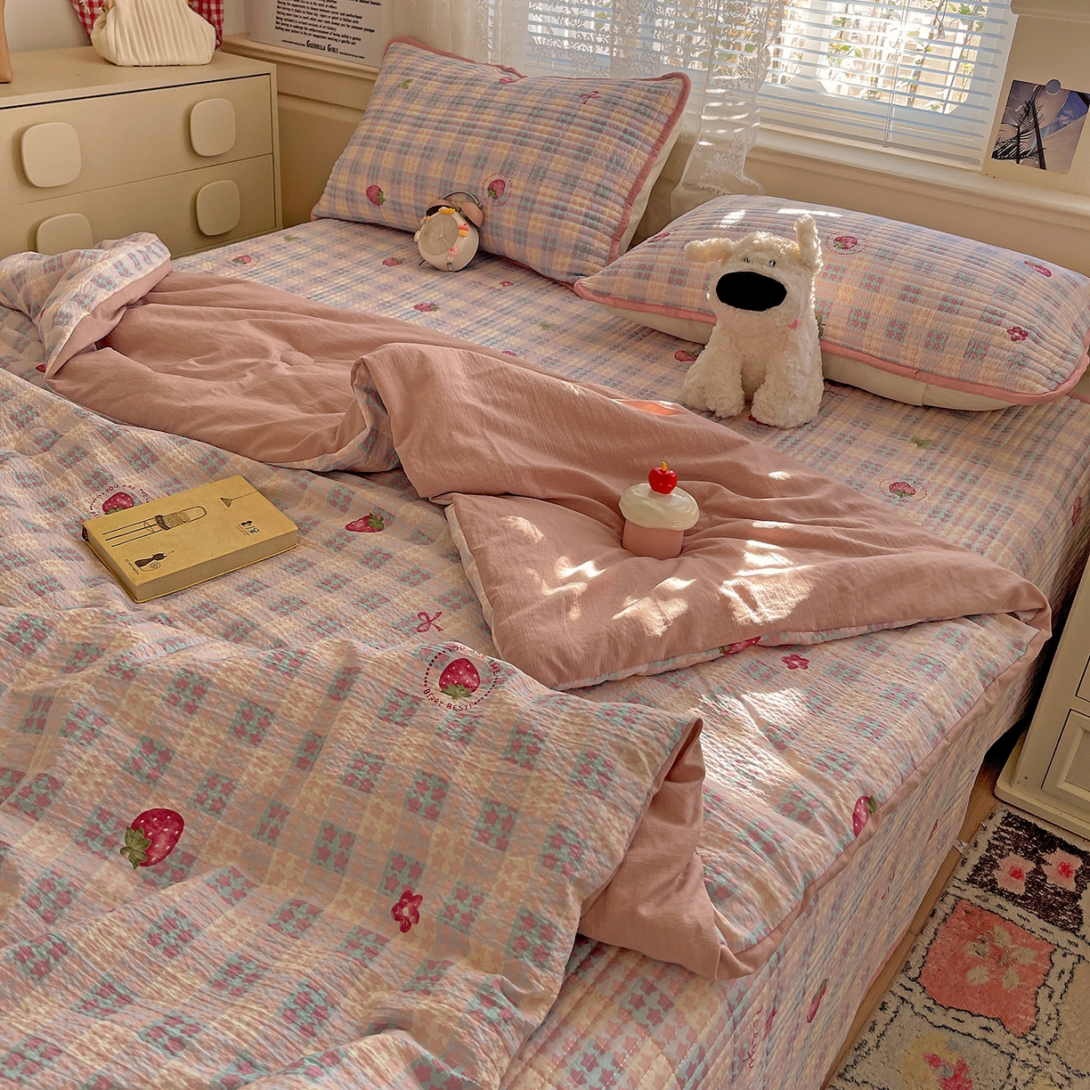 91家纺网 家纺一手货源 找家纺 繁花家居 2025新款超爆款床盖款夏被夏凉被空调被四件套 床盖款-草莓格子