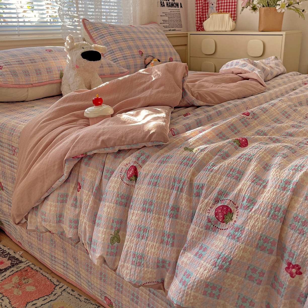 91家纺网 家纺一手货源 找家纺 繁花家居 2025新款超爆款床盖款夏被夏凉被空调被四件套 床盖款-草莓格子