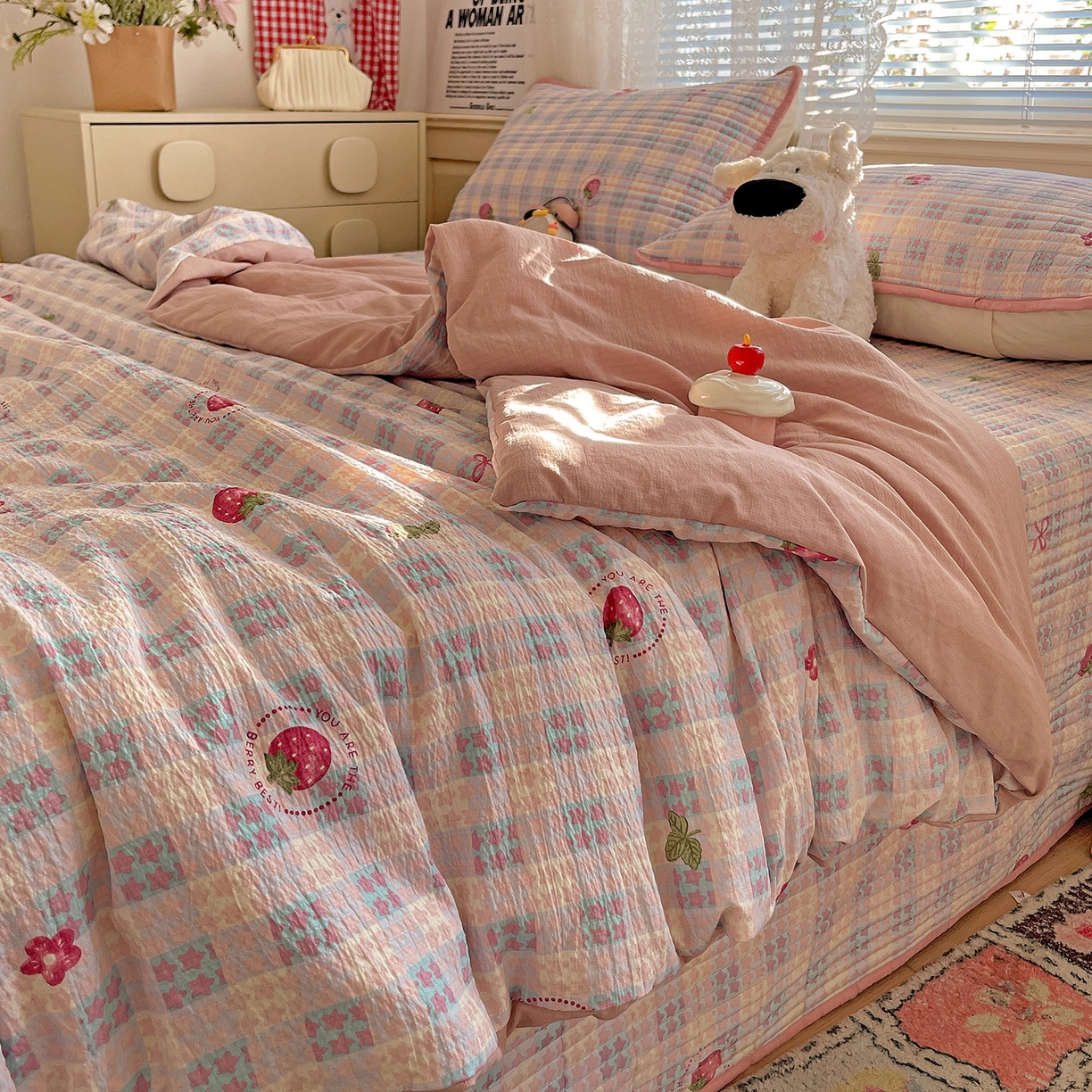 91家纺网 家纺一手货源 找家纺 繁花家居 2025新款超爆款床盖款夏被夏凉被空调被四件套 床盖款-草莓格子