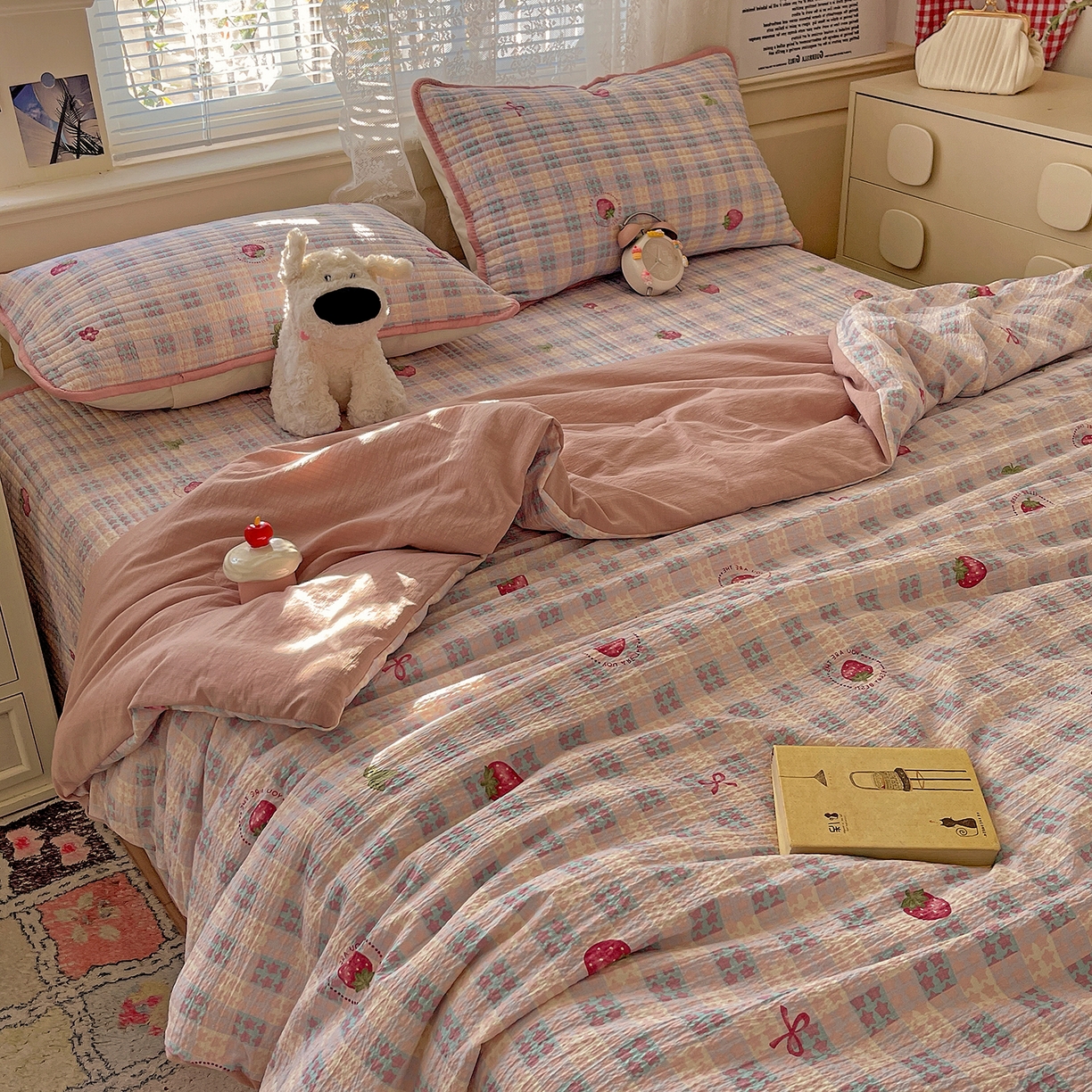 91家纺网 家纺一手货源 找家纺 繁花家居 2025新款超爆款床盖款夏被夏凉被空调被四件套 床盖款-草莓格子