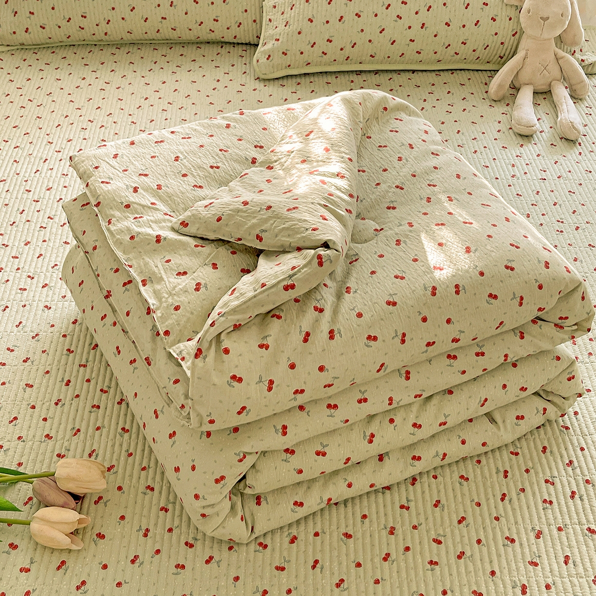 91家纺网 家纺一手货源 找家纺 繁花家居 2025新款超爆款床盖款夏被夏凉被空调被四件套 床盖款-两颗樱桃