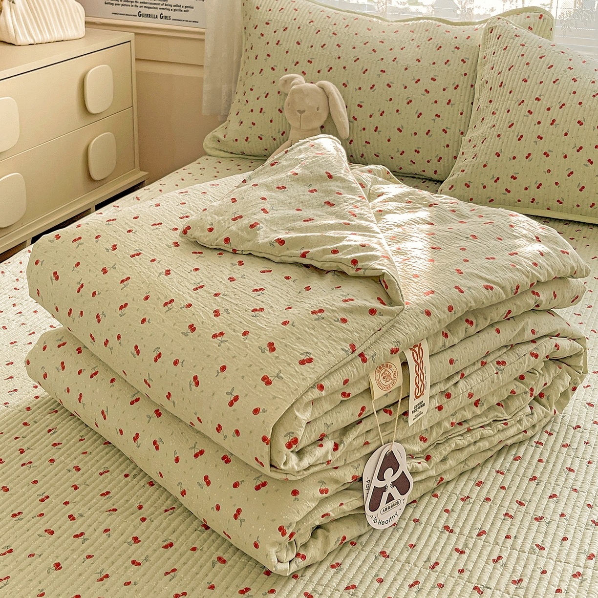 91家纺网 家纺一手货源 找家纺 繁花家居 2025新款超爆款床盖款夏被夏凉被空调被四件套 床盖款-两颗樱桃