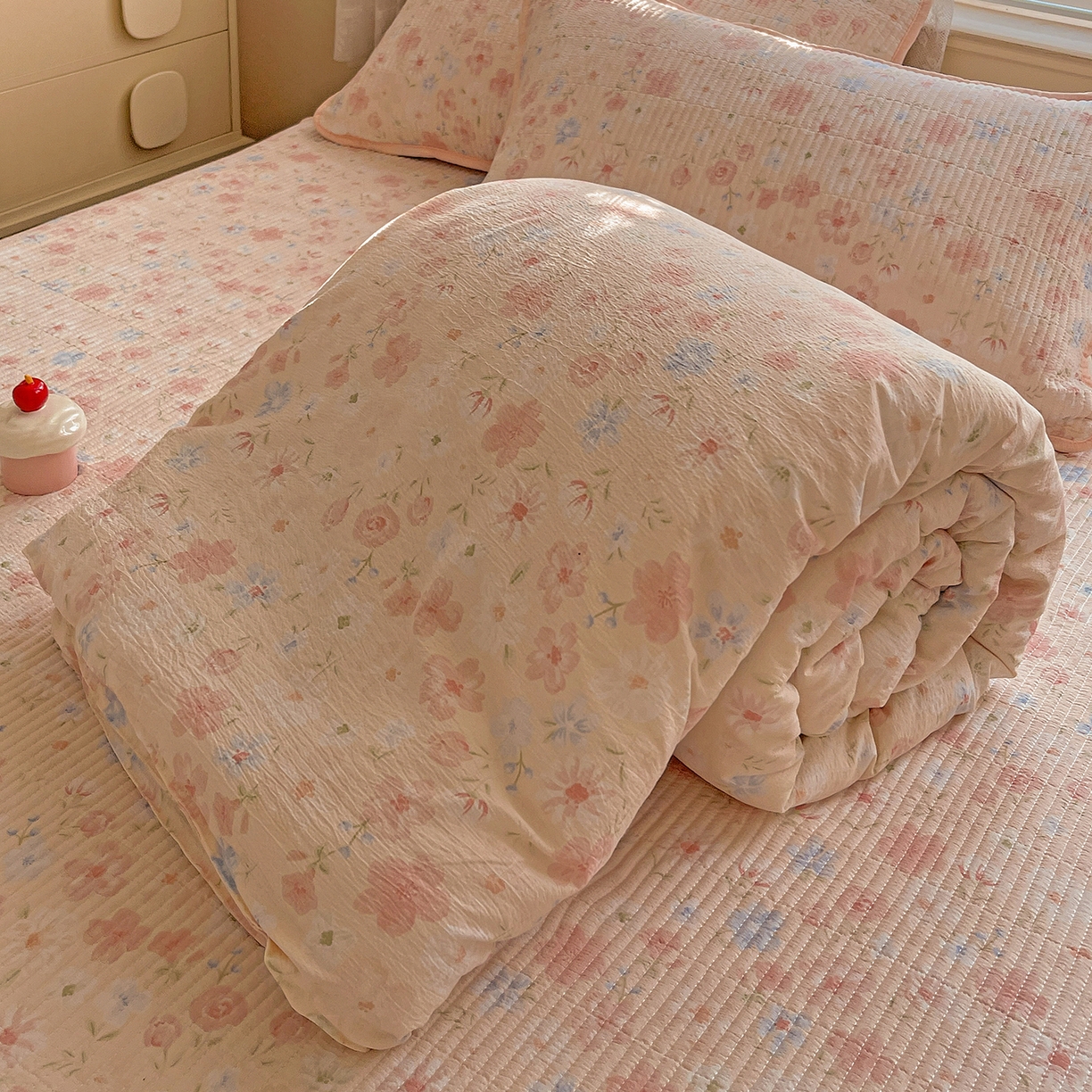 91家纺网 家纺一手货源 找家纺 繁花家居 2025新款超爆款床盖款夏被夏凉被空调被四件套 床盖款-山茶花