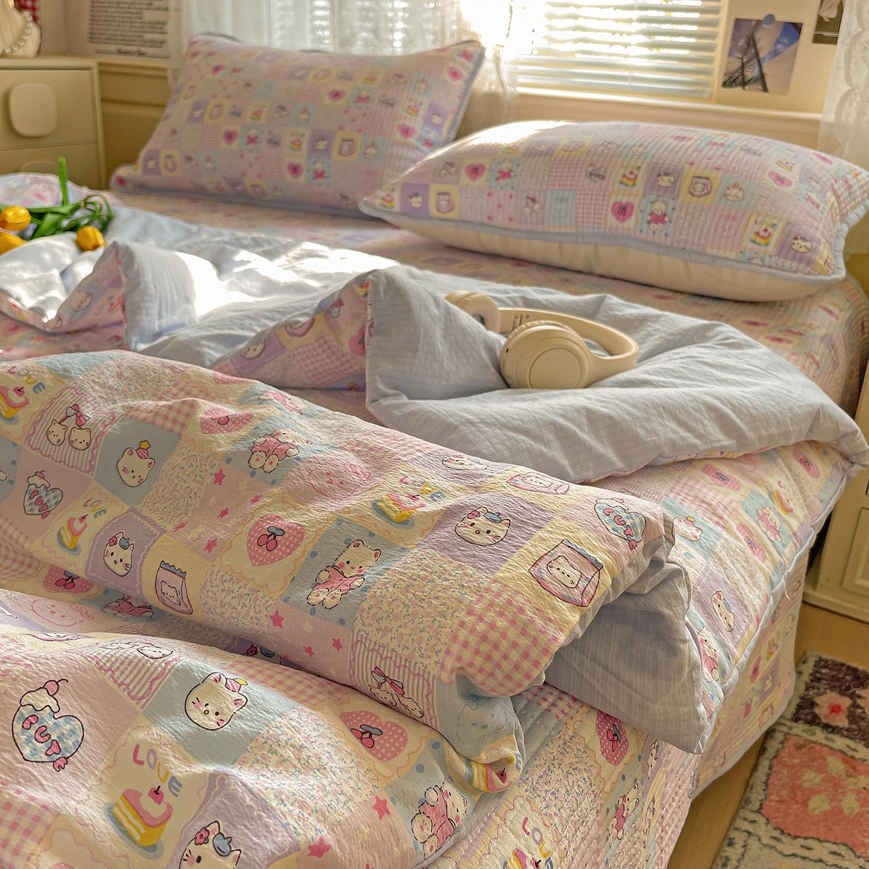 91家纺网 家纺一手货源 找家纺 繁花家居 2025新款超爆款床盖款夏被夏凉被空调被四件套 床盖款-小猫大头贴