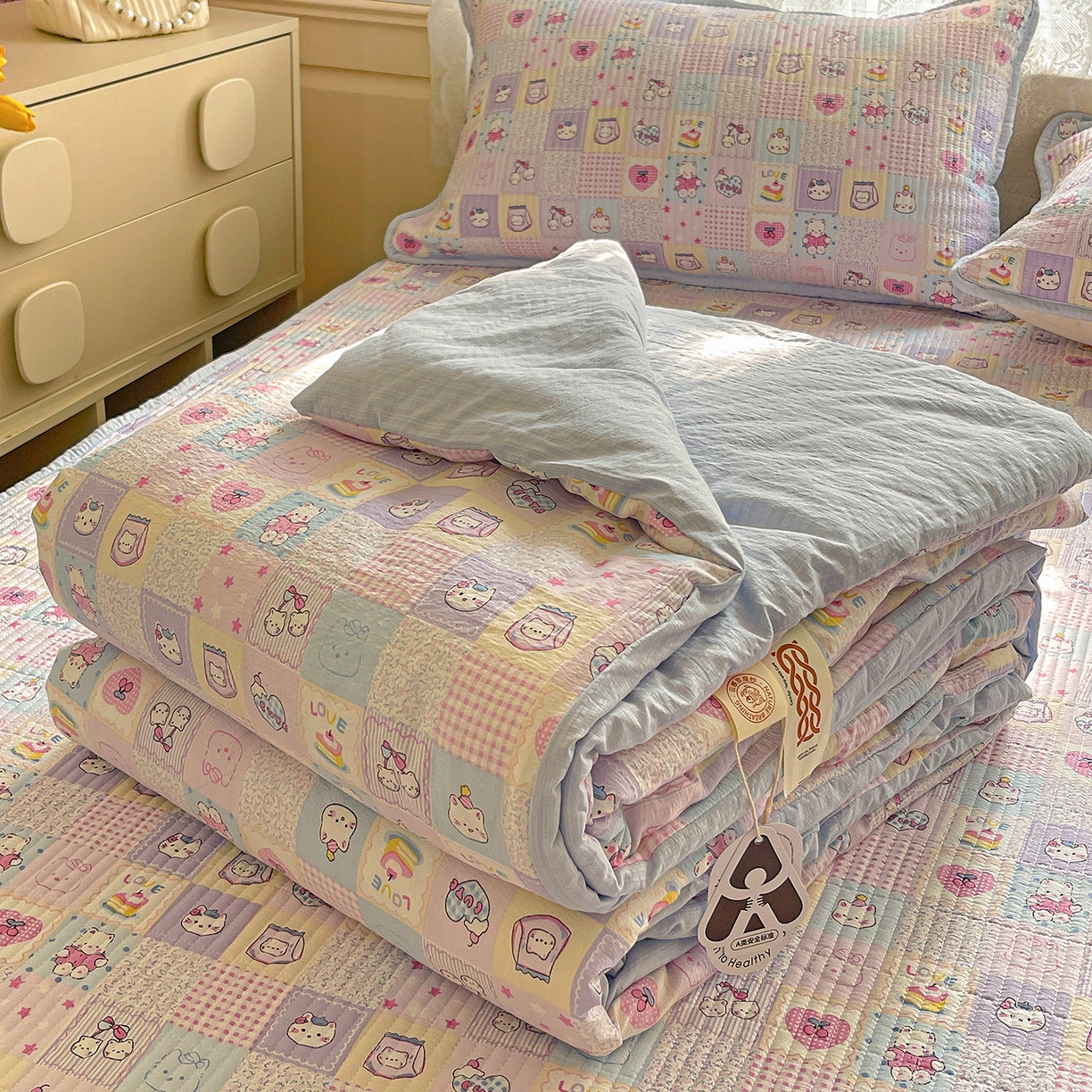 91家纺网 家纺一手货源 找家纺 繁花家居 2025新款超爆款床盖款夏被夏凉被空调被四件套 床盖款-小猫大头贴