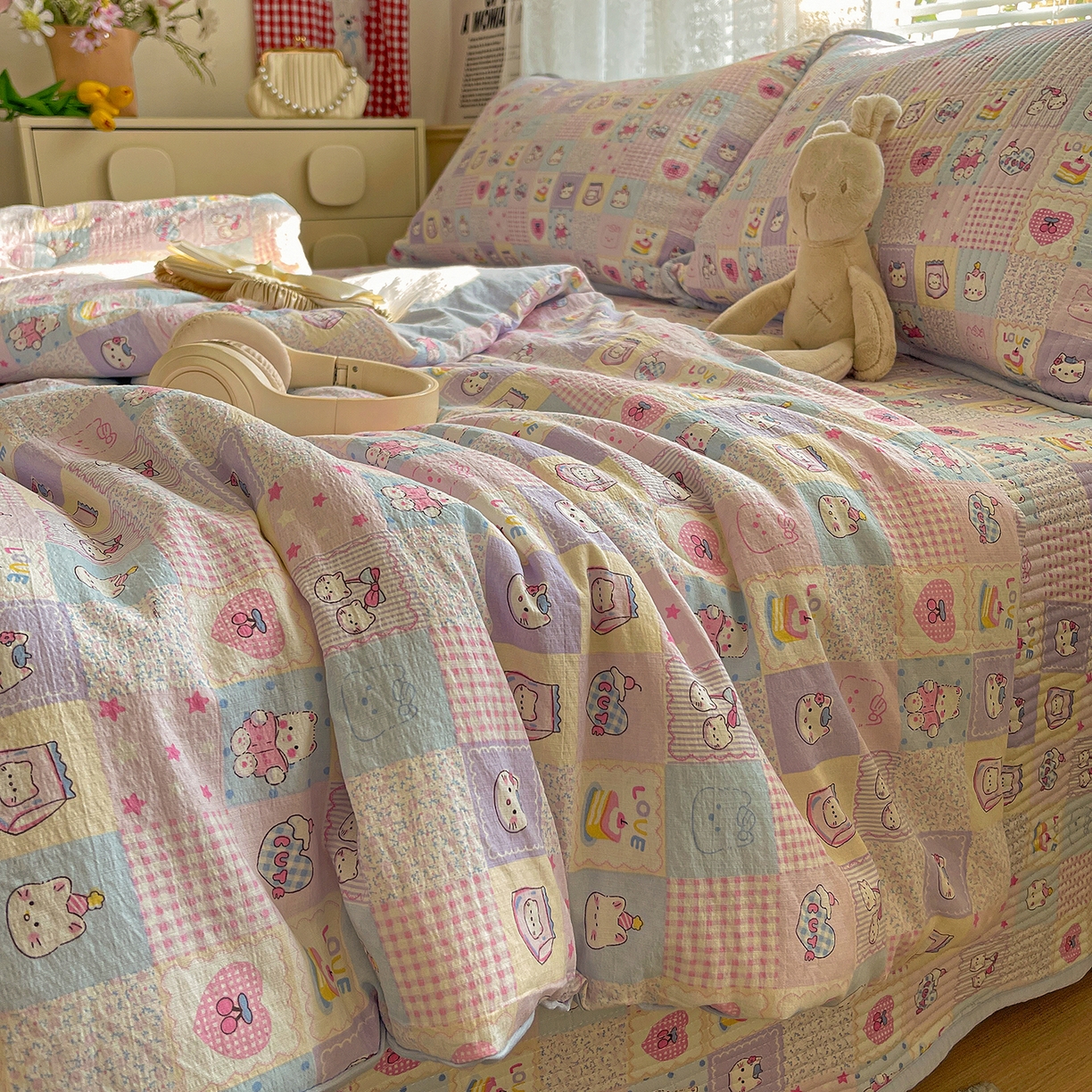 91家纺网 家纺一手货源 找家纺 繁花家居 2025新款超爆款床盖款夏被夏凉被空调被四件套 床盖款-小猫大头贴