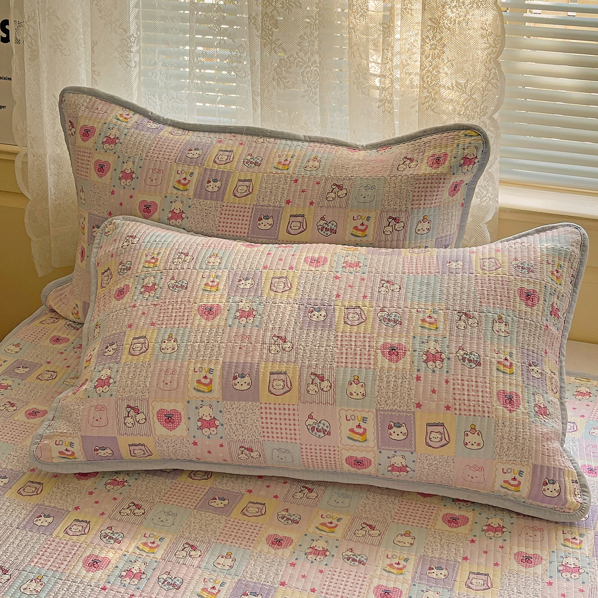 91家纺网 家纺一手货源 找家纺 繁花家居 2025新款超爆款床盖款夏被夏凉被空调被四件套 床盖款-小猫大头贴