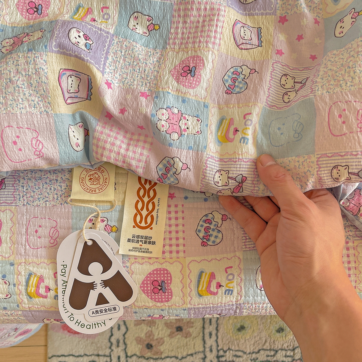 91家纺网 家纺一手货源 找家纺 繁花家居 2025新款超爆款床盖款夏被夏凉被空调被四件套 床盖款-小猫大头贴