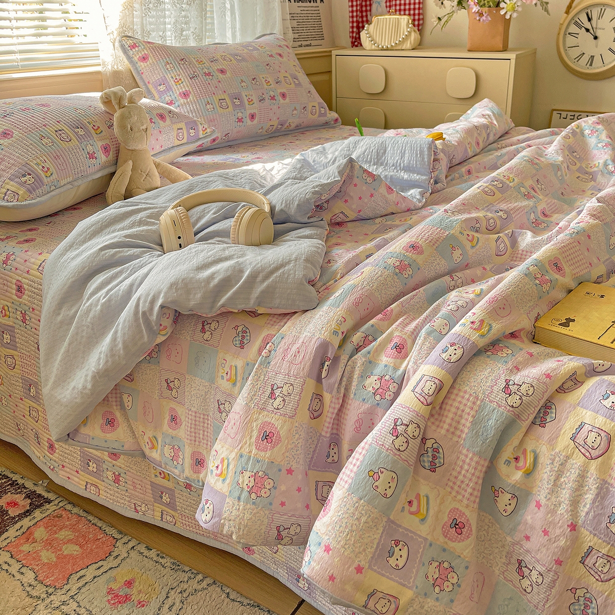 91家纺网 家纺一手货源 找家纺 繁花家居 2025新款超爆款床盖款夏被夏凉被空调被四件套 床盖款-小猫大头贴