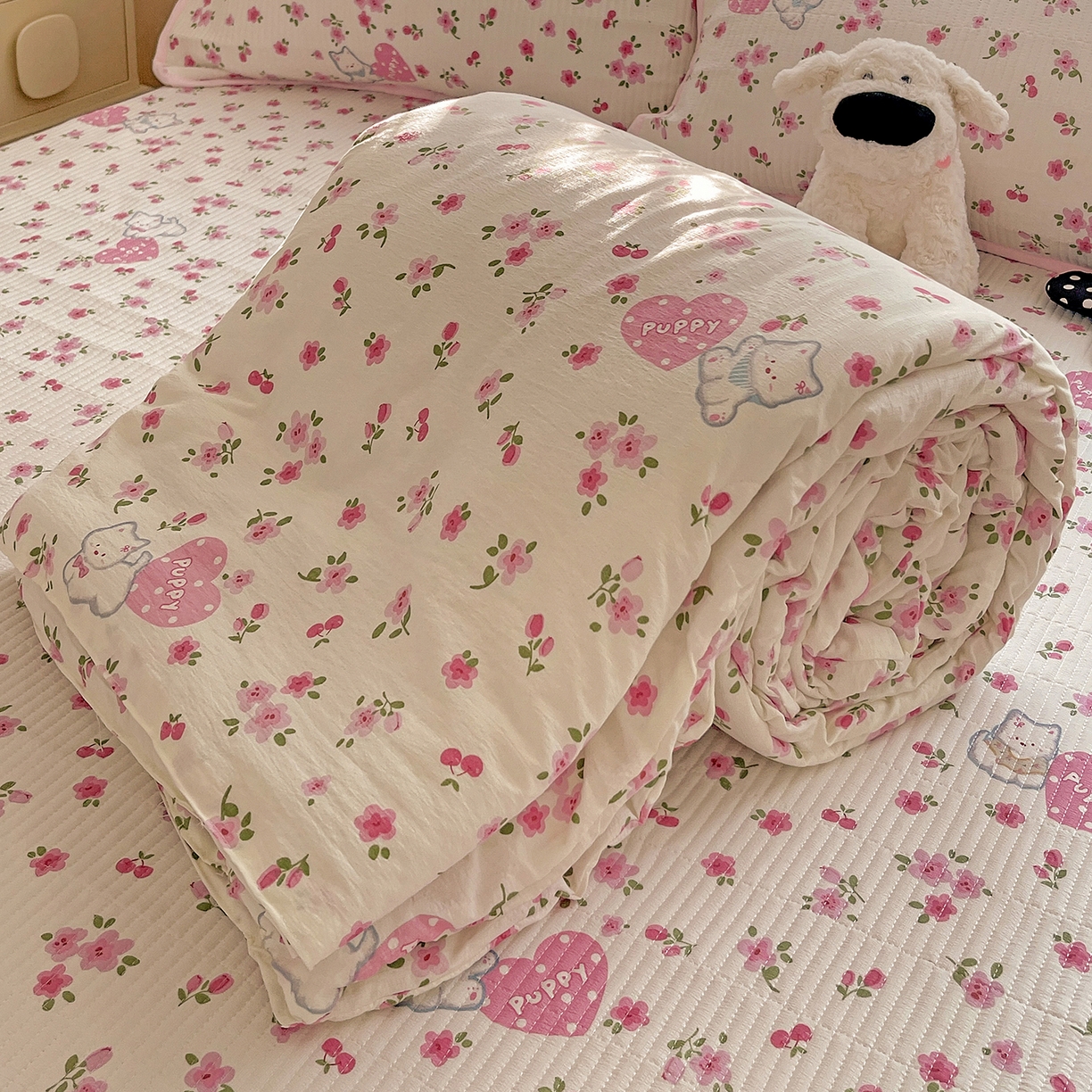 91家纺网 家纺一手货源 找家纺 繁花家居 2025新款超爆款床盖款夏被夏凉被空调被四件套 床盖款-樱桃小狗