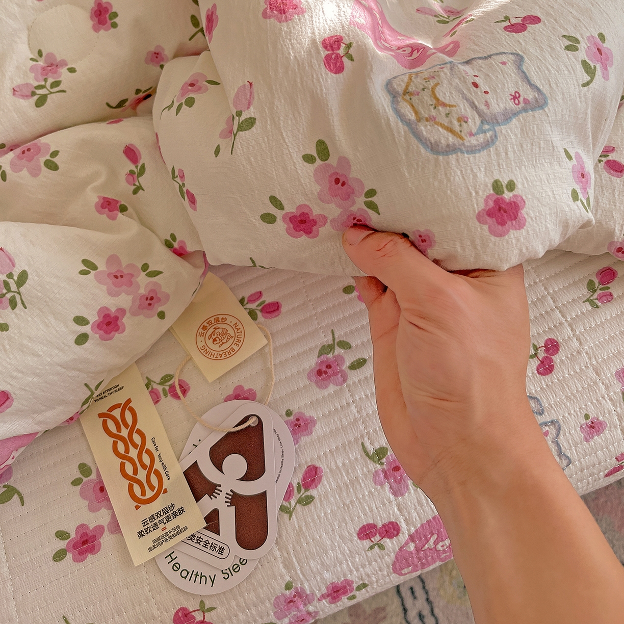 91家纺网 家纺一手货源 找家纺 繁花家居 2025新款超爆款床盖款夏被夏凉被空调被四件套 床盖款-樱桃小狗