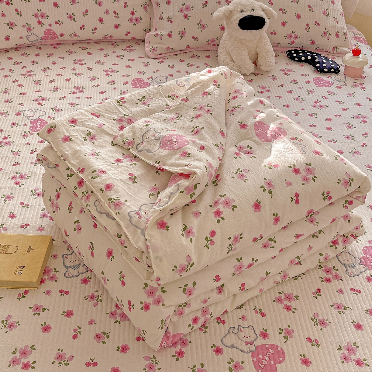 91家纺网 家纺一手货源 找家纺 繁花家居 2025新款超爆款床盖款夏被夏凉被空调被四件套 床盖款-樱桃小狗