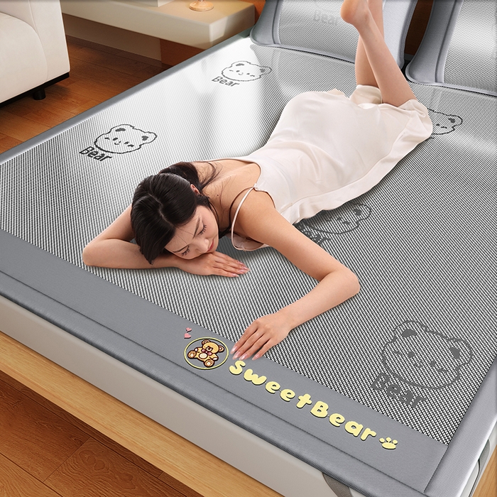 91家纺网 家纺一手货源 找家纺 阿牛席业 2025春夏新款抑菌冰藤席凉席席子-甜蜜熊 冰藤甜蜜熊-灰色（条席款）