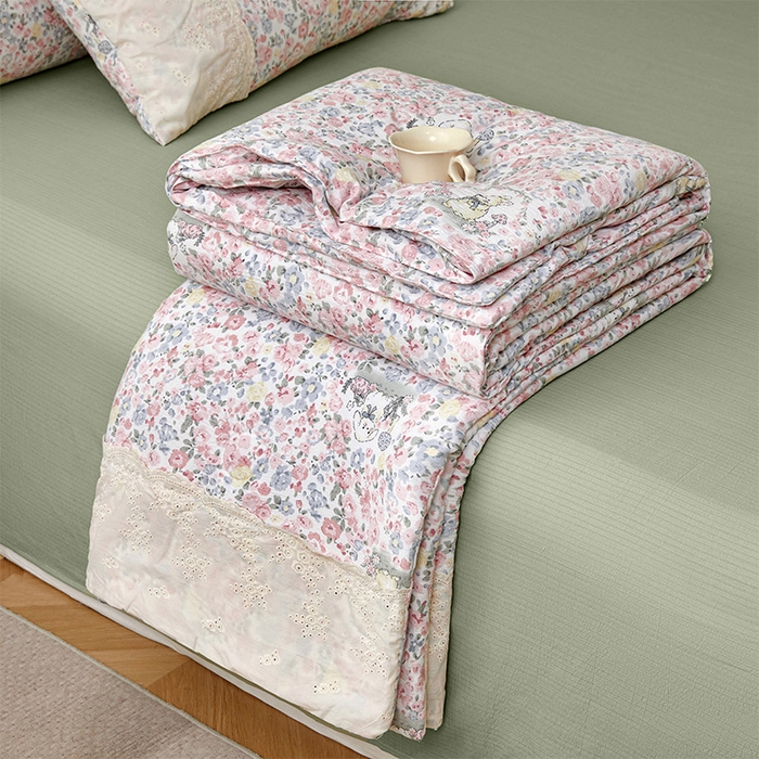 91家纺网 家纺一手货源 找家纺 Mata蔓塔家 2025新款春夏季蕾丝包边夏被三件套四件套 兔兔花海