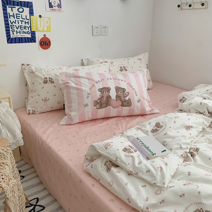 91家纺网 家纺一手货源 找家纺 柚可家居 2024新款40支纯棉活性印花四件套-小熊系列-实拍图第二组 恋爱小熊 蝴蝶结粉