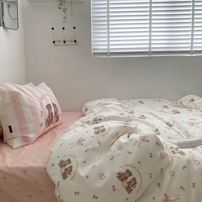 91家纺网 家纺一手货源 找家纺 柚可家居 2024新款40支纯棉活性印花四件套-小熊系列-实拍图第二组 恋爱小熊 蝴蝶结粉