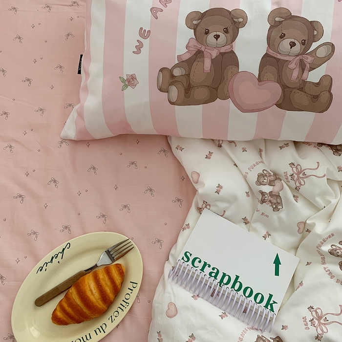 91家纺网 家纺一手货源 找家纺 柚可家居 2024新款40支纯棉活性印花四件套-小熊系列-实拍图第二组 恋爱小熊 蝴蝶结粉