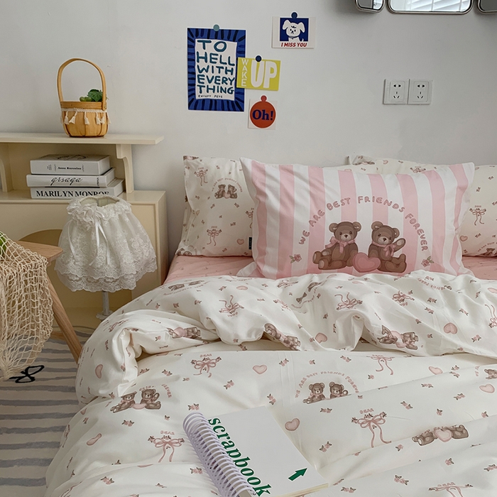 91家纺网 家纺一手货源 找家纺 柚可家居 2024新款40支纯棉活性印花四件套-小熊系列-实拍图第二组 恋爱小熊 蝴蝶结粉