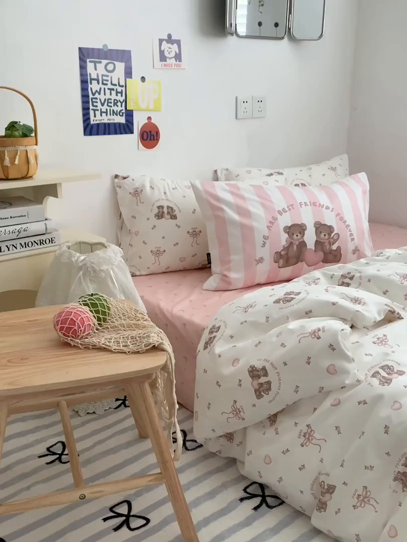 91家纺网 家纺一手货源 找家纺 柚可家居 2024新款40支纯棉活性印花四件套-小熊系列-实拍图第二组 恋爱小熊 蝴蝶结粉