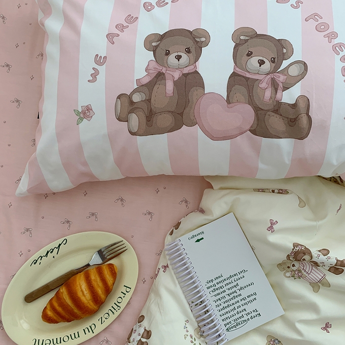 91家纺网 家纺一手货源 找家纺 柚可家居 2024新款40支纯棉活性印花四件套-小熊系列-实拍图第二组 奶油小熊蝴蝶结粉