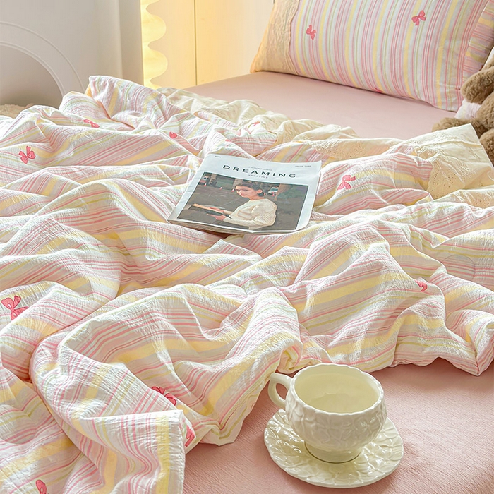 91家纺网 家纺一手货源 找家纺 Mata蔓塔家 2025新款春夏季蕾丝包边夏被三件套四件套 彩虹