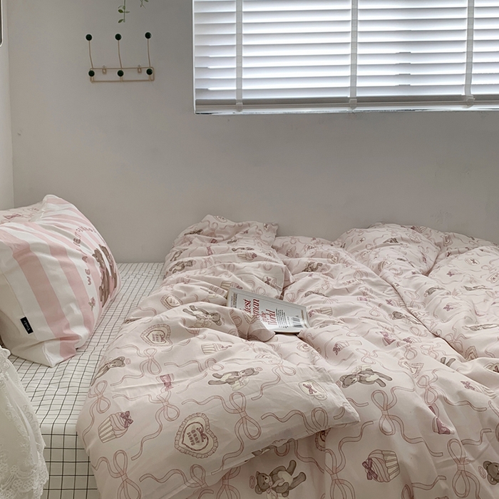 91家纺网 家纺一手货源 找家纺 柚可家居 2024新款40支纯棉活性印花四件套-小熊系列-实拍图第二组 丝带小熊 白格