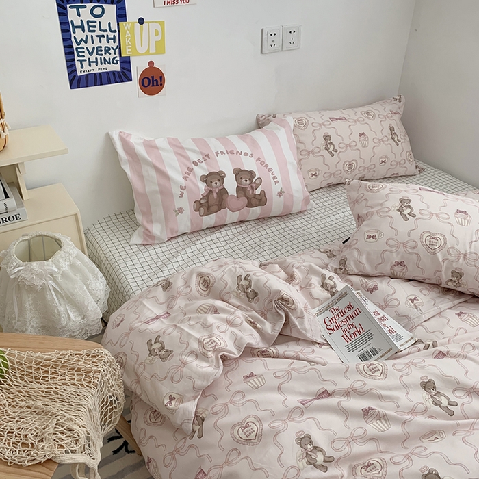 91家纺网 家纺一手货源 找家纺 柚可家居 2024新款40支纯棉活性印花四件套-小熊系列-实拍图第二组 丝带小熊 白格