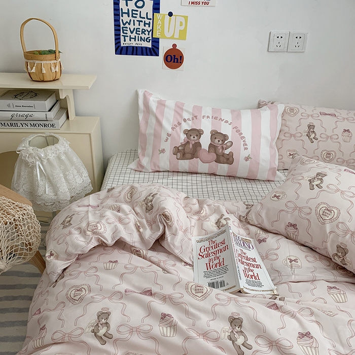 91家纺网 家纺一手货源 找家纺 柚可家居 2024新款40支纯棉活性印花四件套-小熊系列-实拍图第二组 丝带小熊 白格