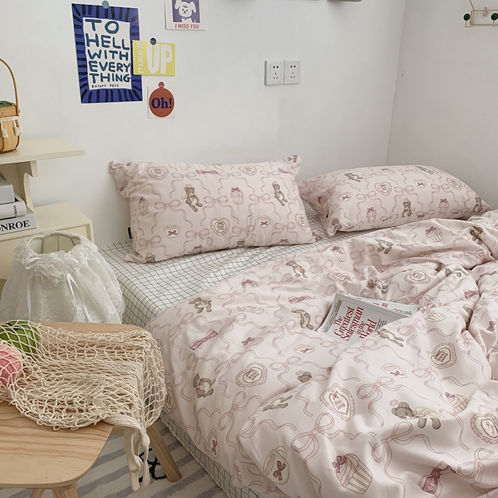 91家纺网 家纺一手货源 找家纺 柚可家居 2024新款40支纯棉活性印花四件套-小熊系列-实拍图第二组 丝带小熊 白格