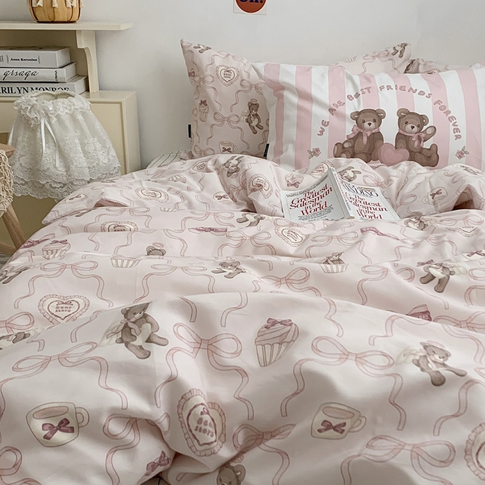 91家纺网 家纺一手货源 找家纺 柚可家居 2024新款40支纯棉活性印花四件套-小熊系列-实拍图第二组 丝带小熊 白格