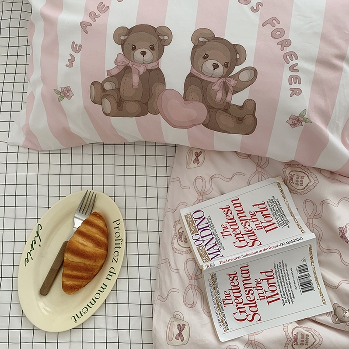 91家纺网 家纺一手货源 找家纺 柚可家居 2024新款40支纯棉活性印花四件套-小熊系列-实拍图第二组 丝带小熊 白格