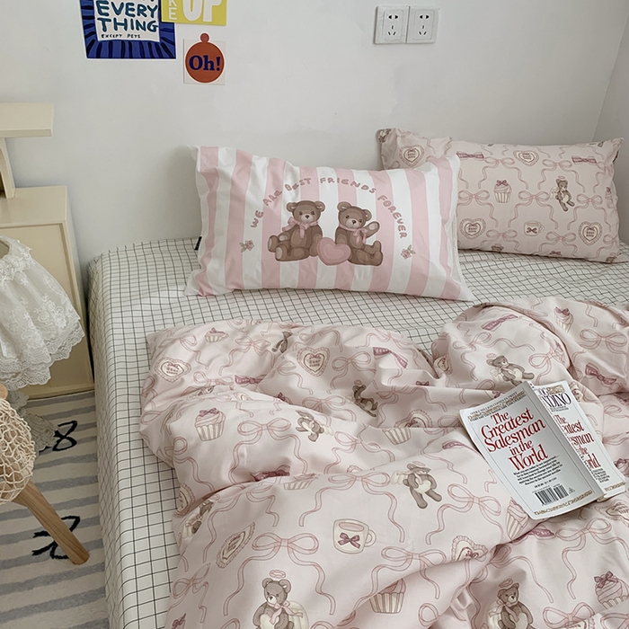 91家纺网 家纺一手货源 找家纺 柚可家居 2024新款40支纯棉活性印花四件套-小熊系列-实拍图第二组 丝带小熊 白格