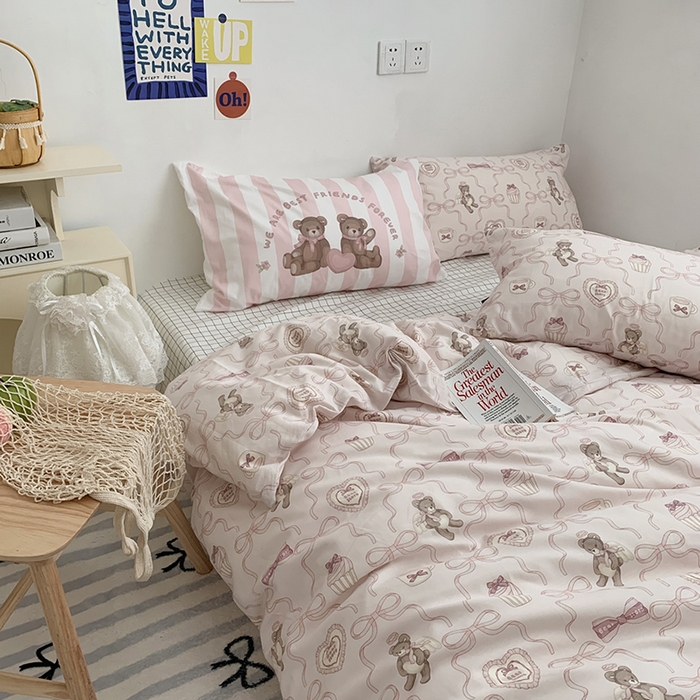 91家纺网 家纺一手货源 找家纺 柚可家居 2024新款40支纯棉活性印花四件套-小熊系列-实拍图第二组 丝带小熊 白格