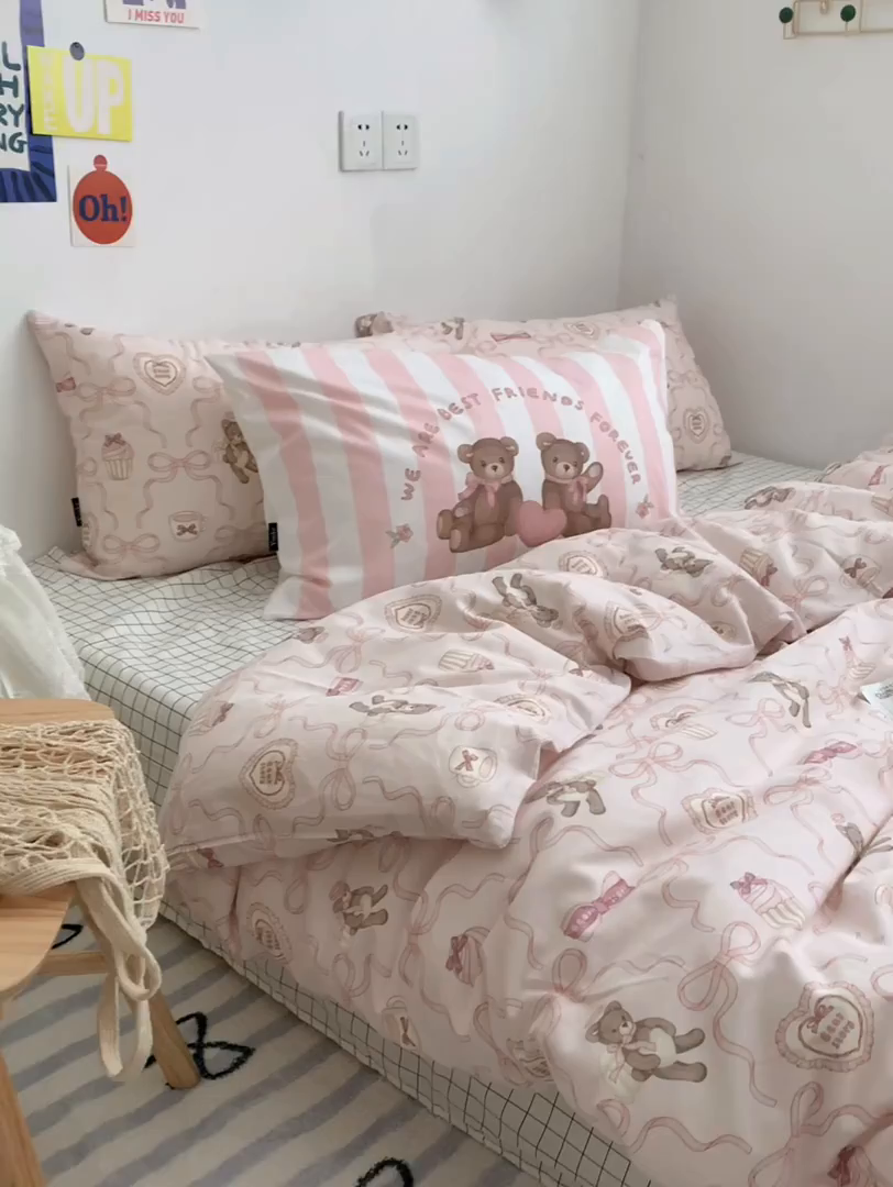 91家纺网 家纺一手货源 找家纺 柚可家居 2024新款40支纯棉活性印花四件套-小熊系列-实拍图第二组 丝带小熊 白格