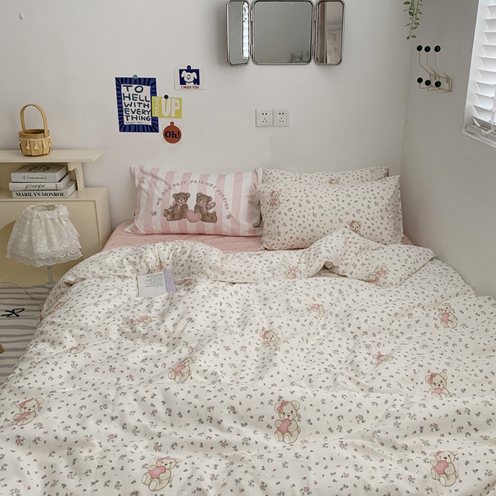 91家纺网 家纺一手货源 找家纺 柚可家居 2024新款40支纯棉活性印花四件套-小熊系列-实拍图第二组 碎花小熊-蝴蝶结粉