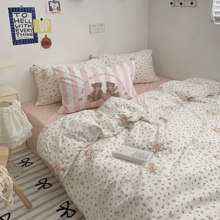 91家纺网 家纺一手货源 找家纺 柚可家居 2024新款40支纯棉活性印花四件套-小熊系列-实拍图第二组 碎花小熊-蝴蝶结粉