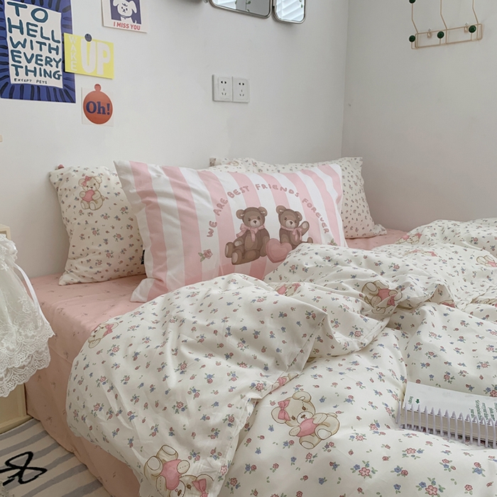 91家纺网 家纺一手货源 找家纺 柚可家居 2024新款40支纯棉活性印花四件套-小熊系列-实拍图第二组 碎花小熊-蝴蝶结粉