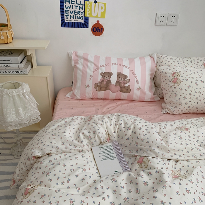 91家纺网 家纺一手货源 找家纺 柚可家居 2024新款40支纯棉活性印花四件套-小熊系列-实拍图第二组 碎花小熊-蝴蝶结粉