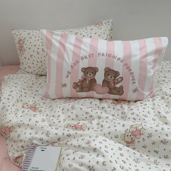 91家纺网 家纺一手货源 找家纺 柚可家居 2024新款40支纯棉活性印花四件套-小熊系列-实拍图第二组 碎花小熊-蝴蝶结粉