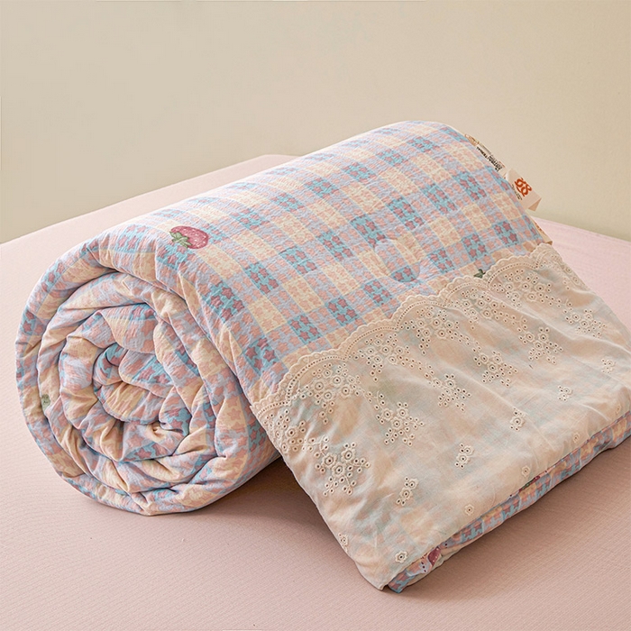 91家纺网 家纺一手货源 找家纺 Mata蔓塔家 2025新款春夏季蕾丝包边夏被三件套四件套 草莓多多