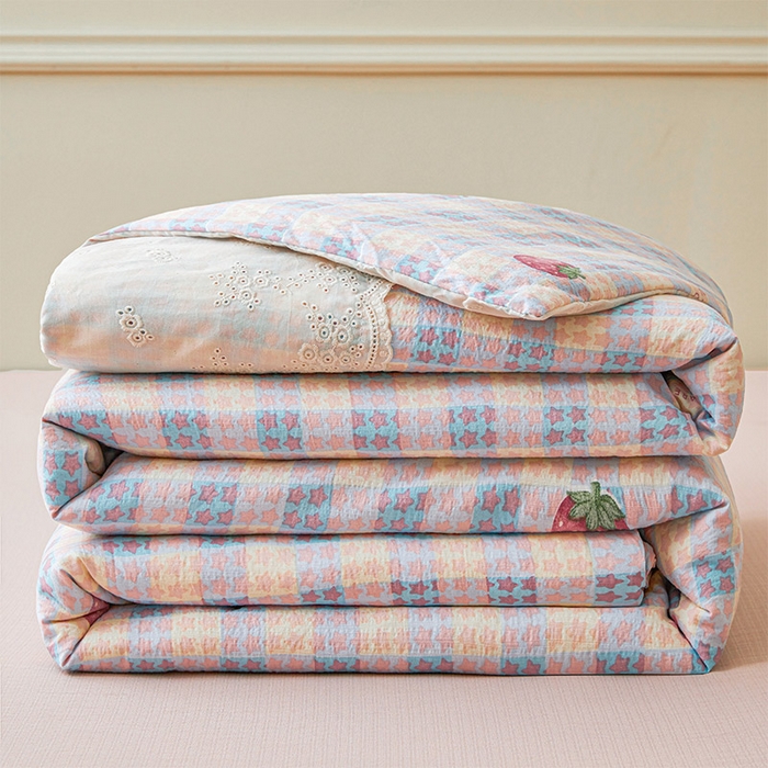 Mata蔓塔家 2025新款春夏季蕾丝包边夏被三件套四件套 草莓多多