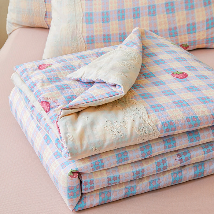 91家纺网 家纺一手货源 找家纺 Mata蔓塔家 2025新款春夏季蕾丝包边夏被三件套四件套 草莓多多