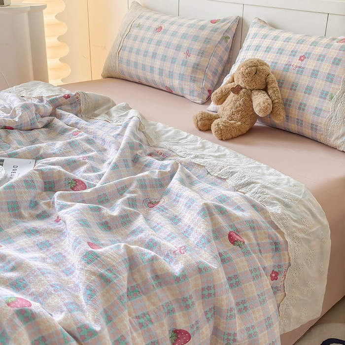 91家纺网 家纺一手货源 找家纺 Mata蔓塔家 2025新款春夏季蕾丝包边夏被三件套四件套 草莓多多