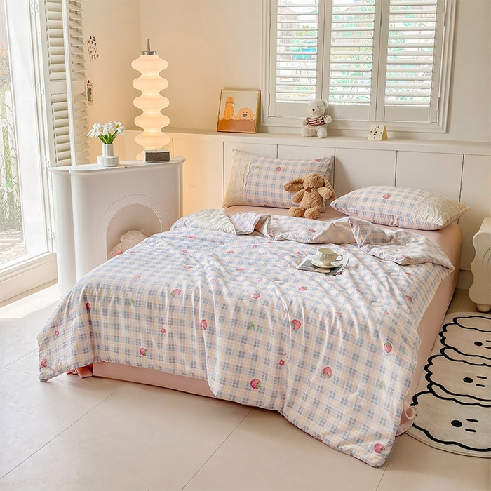 91家纺网 家纺一手货源 找家纺 Mata蔓塔家 2025新款春夏季蕾丝包边夏被三件套四件套 草莓多多