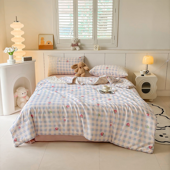 91家纺网 家纺一手货源 找家纺 Mata蔓塔家 2025新款春夏季蕾丝包边夏被三件套四件套 草莓多多