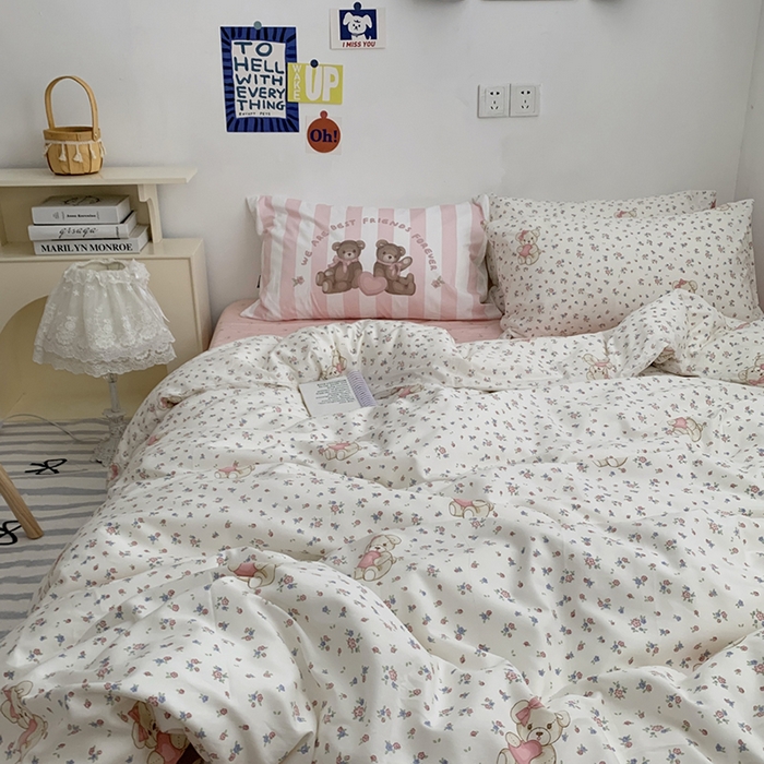 91家纺网 家纺一手货源 找家纺 柚可家居 2024新款40支纯棉活性印花四件套-小熊系列-实拍图第二组 碎花小熊-蝴蝶结粉