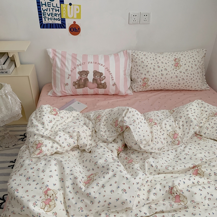 91家纺网 家纺一手货源 找家纺 柚可家居 2024新款40支纯棉活性印花四件套-小熊系列-实拍图第二组 碎花小熊-蝴蝶结粉